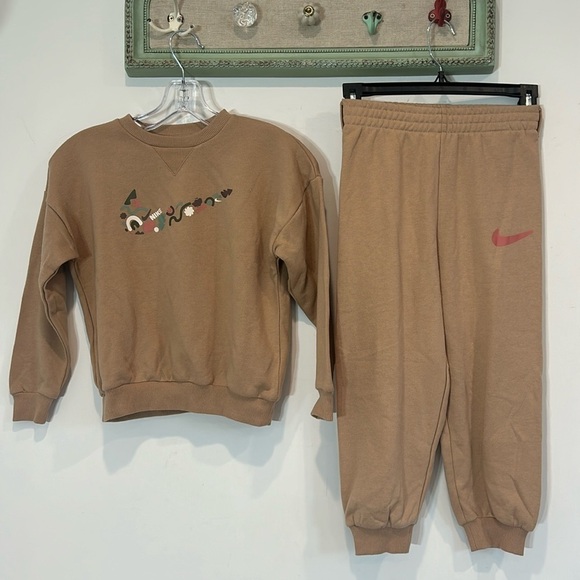 Nike matching two-piece kids jogger sweatsuit 5-6 years tan pullover & pants - Picture 1 of 8